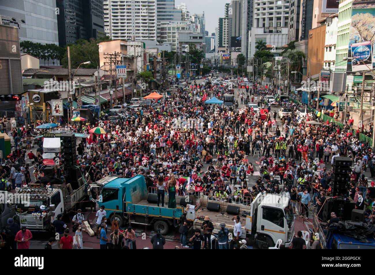 Bangkok, Tailandia. 2 settembre 2021. I manifestanti antigovernosi occupano una strada principale durante la manifestazione. I manifestanti anti del governo si sono riuniti all'incrocio di Asok chiedendo le dimissioni di Prayut Chan-o-Cha, primo ministro thailandese per l'incapacità del governo di gestire la crisi del coronavirus COVID-19. Credit: SOPA Images Limited/Alamy Live News Foto Stock