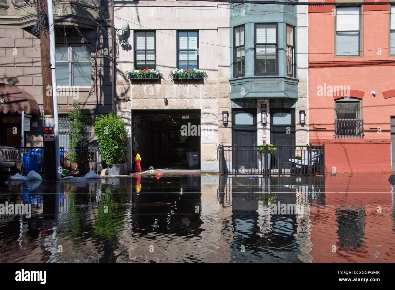 Un uomo si ripulisce dalle inondazioni causate dall'uragano Ida a Hoboken, New Jersey, USA. Foto Stock