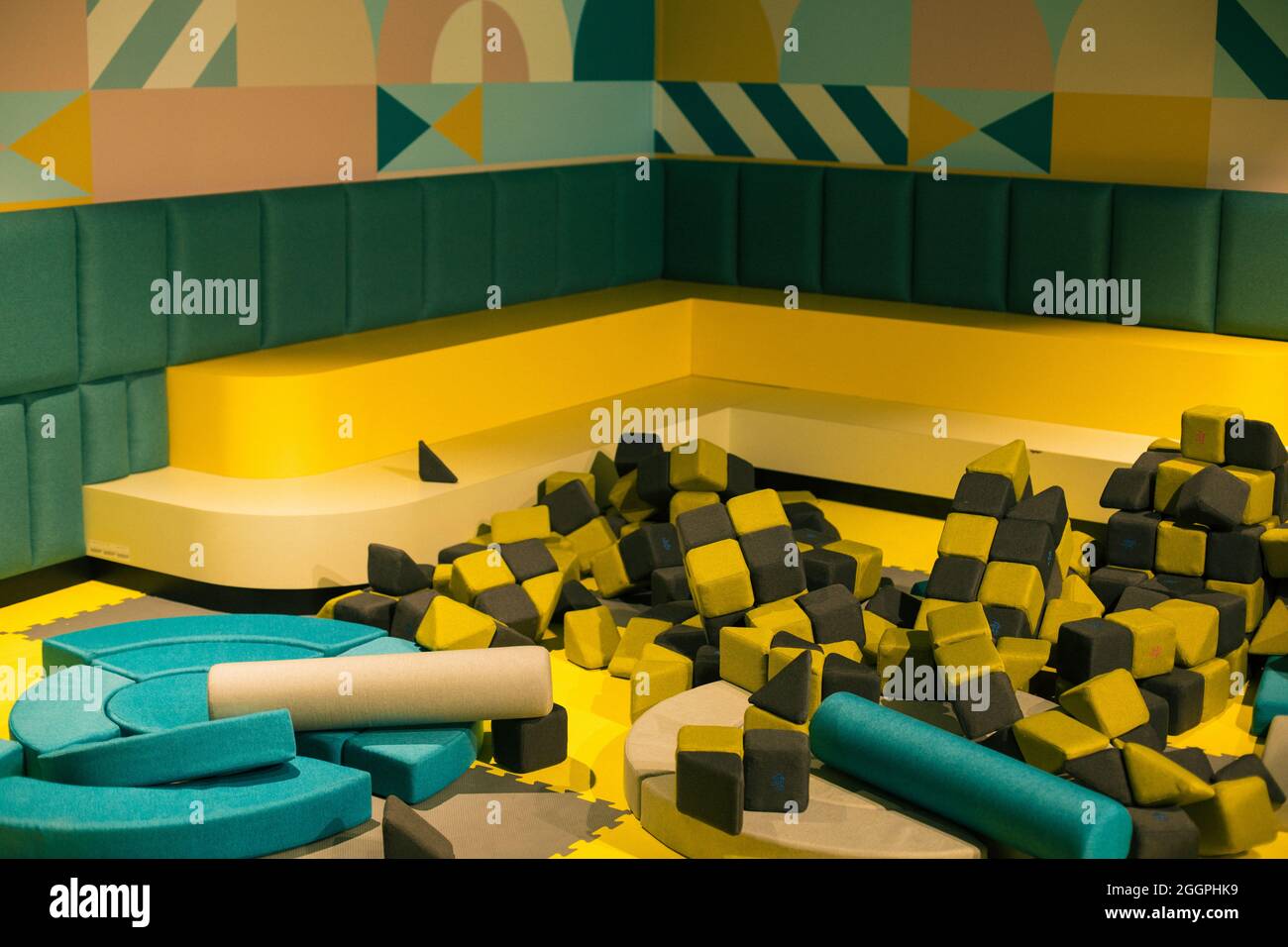 Camera con morbide forme cubiche nel centro ricreativo per bambini. Giochi e intrattenimento. Sviluppo dei bambini. Istruzione e sviluppo. Tempo libero a Foto Stock