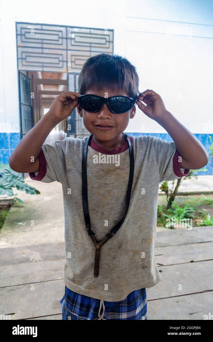 PANTOJA, PERÙ - 10 LUGLIO 2015: Bambino che vive nel piccolo villaggio di Napo nella giungla amazzonica, Perù Foto Stock