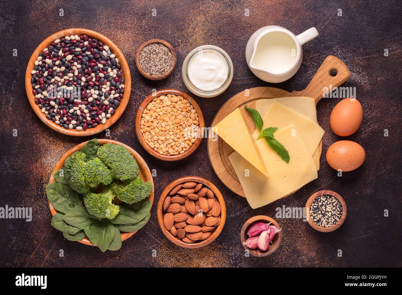 Prodotti ricchi di calcio su sfondo scuro. Cibo sano. Vista dall'alto Foto Stock