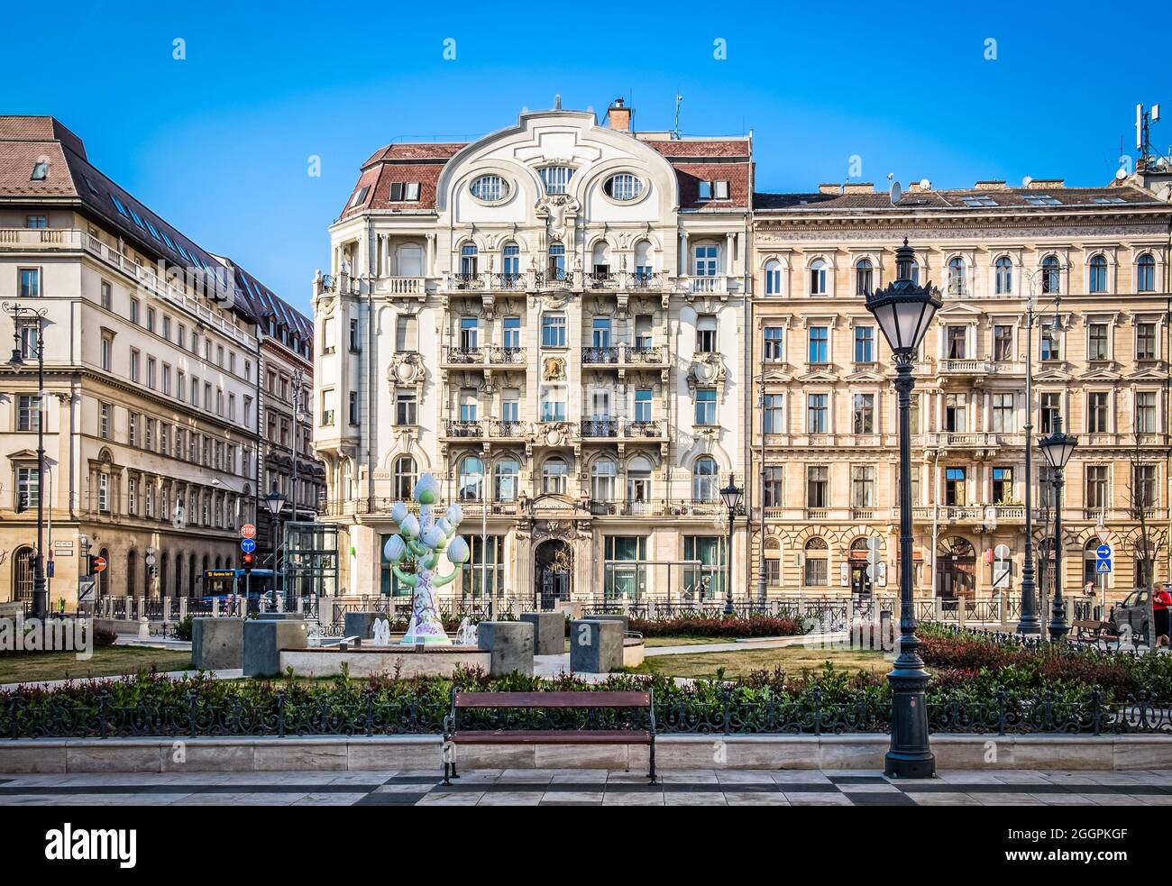 Ungheria, Budapest, marzo 2020, vista di Piazza Jozsef Nador con la fontana di porcellana Herend Foto Stock