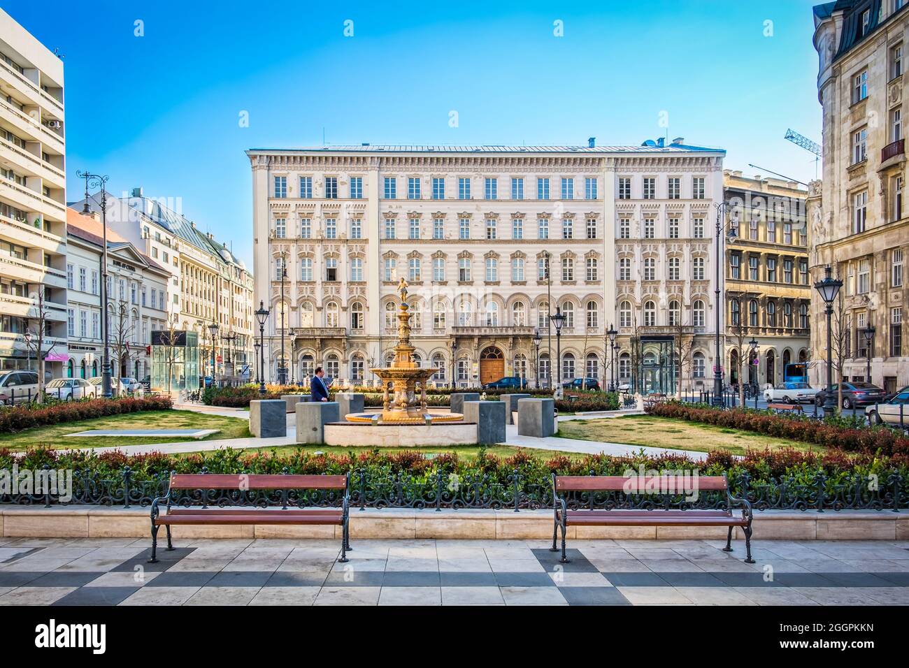 Ungheria, Budapest, marzo 2020, vista di Piazza Jozsef Nador con la Fontana di Zsolnay. Foto Stock
