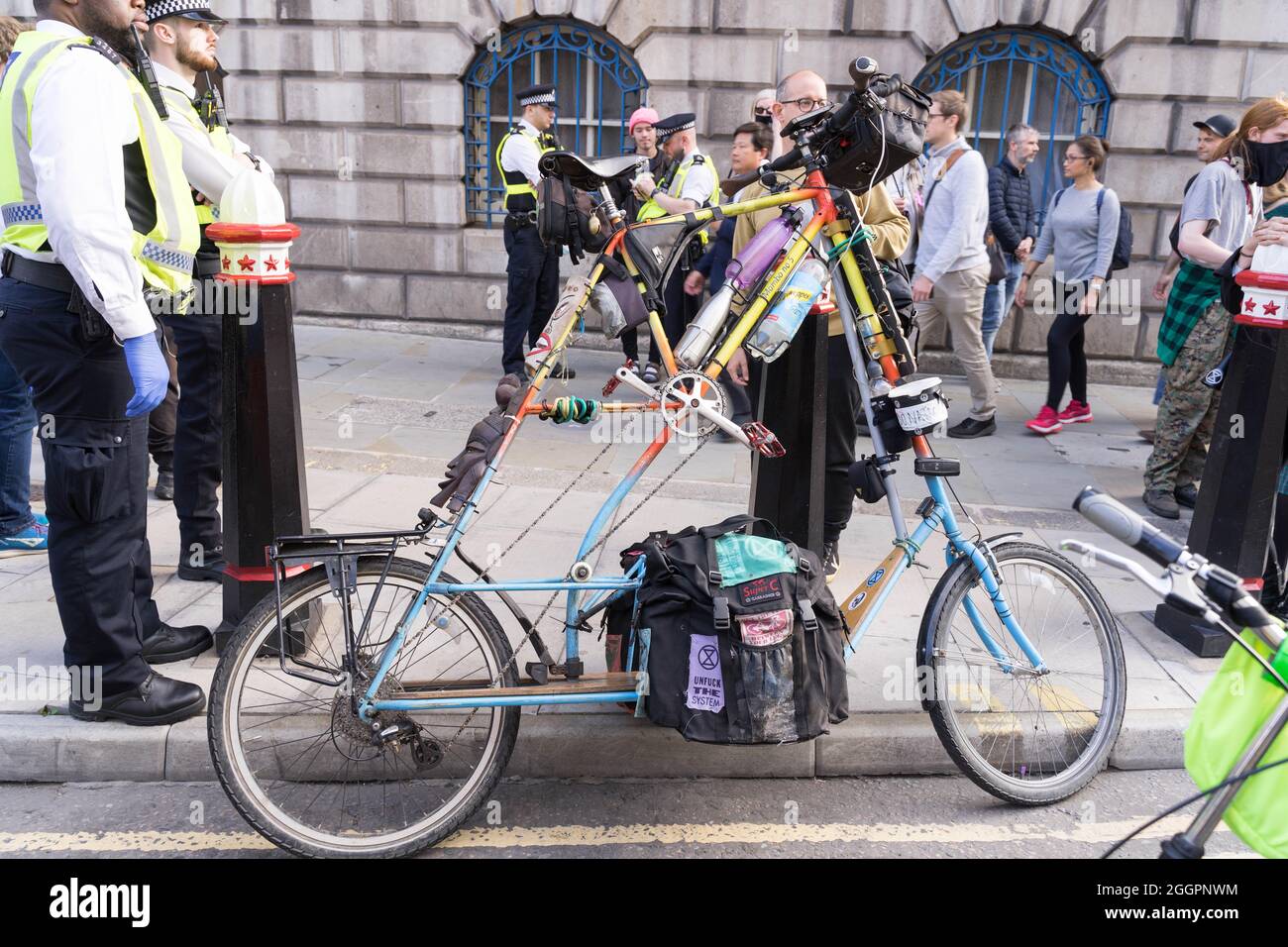 Londra, Regno Unito, 02 settembre 2021. Giorno 11. Al di fuori della Banca d'Inghilterra - la ribellione di estinzione, sotto il nome di ribellione impossibile, continua la sua protesta di 11° giorno a City of London. Molti manifestanti ascoltano discorsi e tirano cartelli che spiegano le ragioni del loro arresto. Credit: Credit: Xu Bao/Alamy Live News Foto Stock