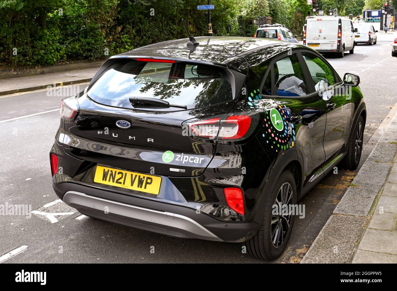 Londra, Inghilterra - Agosto 2021: Zipcar parcheggiata su una strada nel centro di Londra. Le auto, che fanno parte di un programma di condivisione auto, vengono ritirate e riprodotte Foto Stock