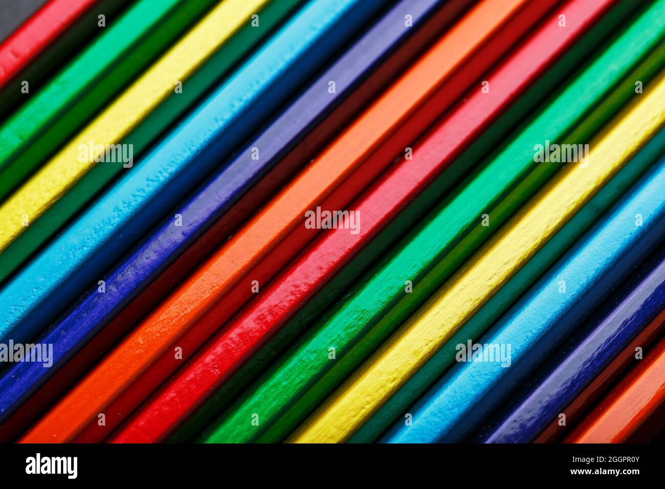 La texture delle matite multicolore è in primo piano a schermo intero. Come sfondo Foto Stock