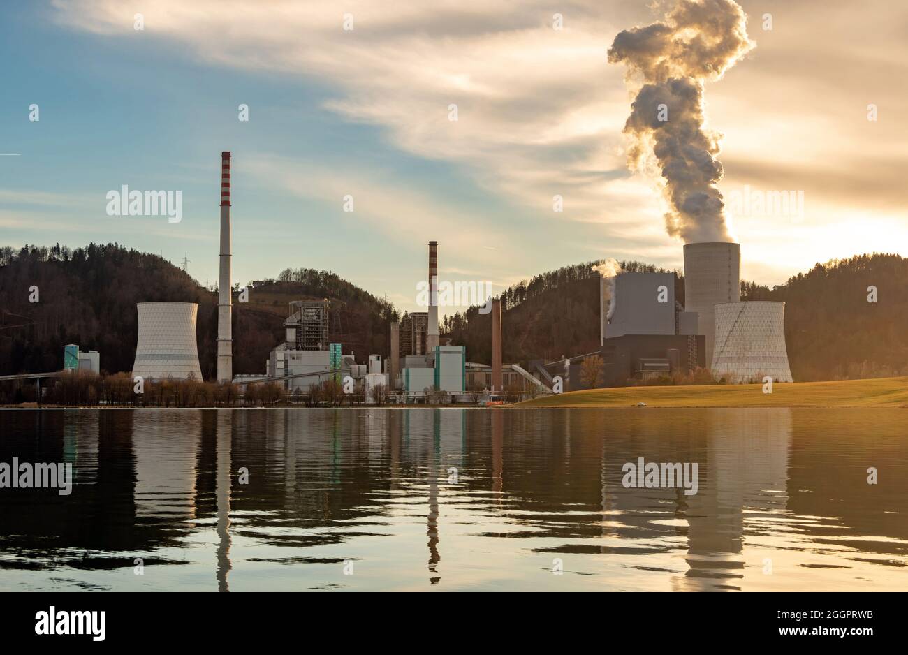 Fumo che si alza sopra una centrale termica Foto Stock