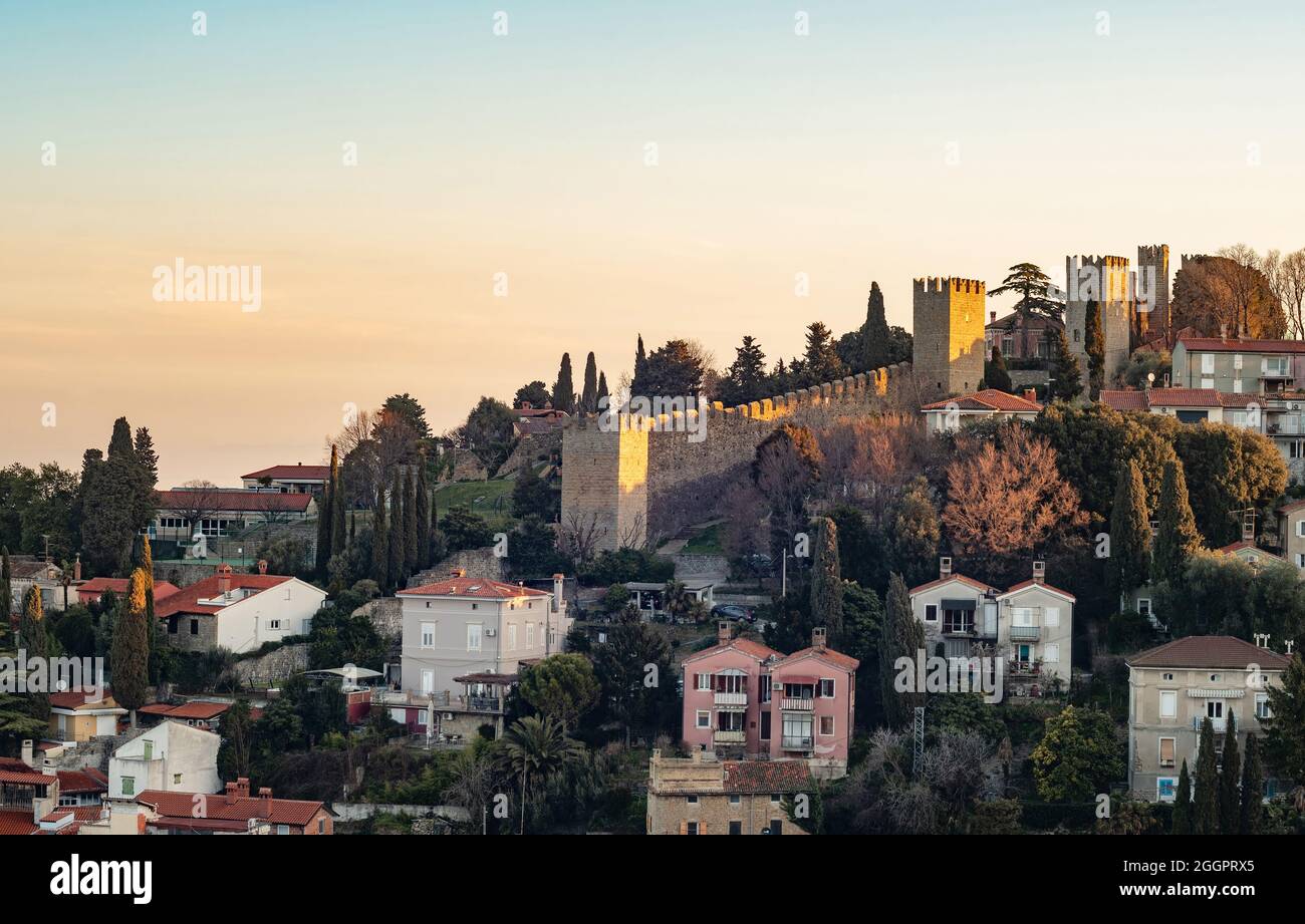 Mura di Pirano nella città costiera di Piran, Slovenia Foto Stock
