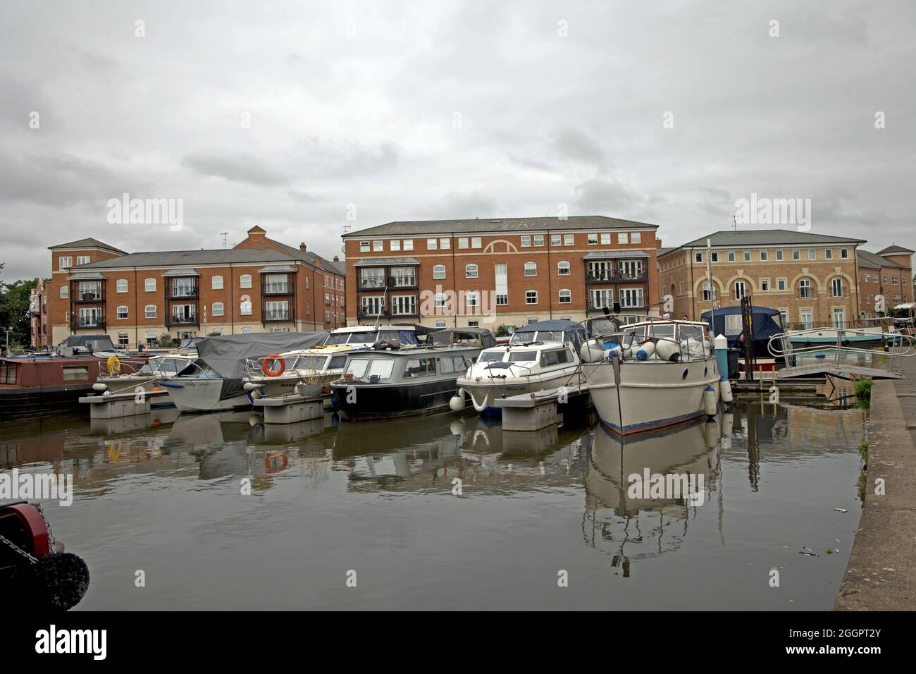 Appartamenti con barche ormeggiate a Worcester e Birmingham canale Diglis Wharf Worcester Regno Unito Foto Stock