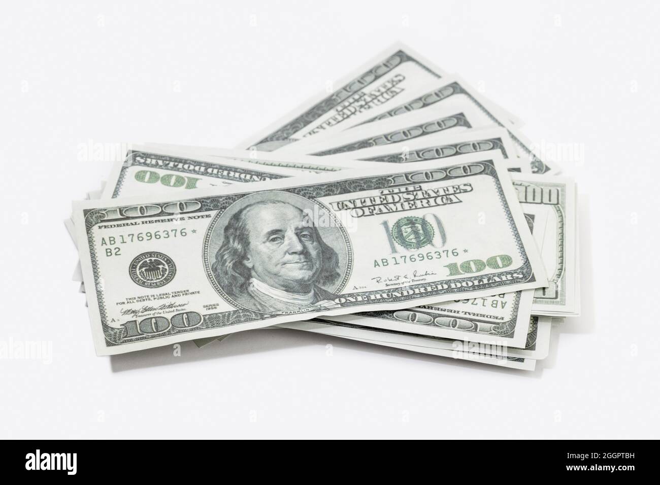 Cumulo di dollari americani isolati su sfondo bianco. Banconote USA Foto Stock