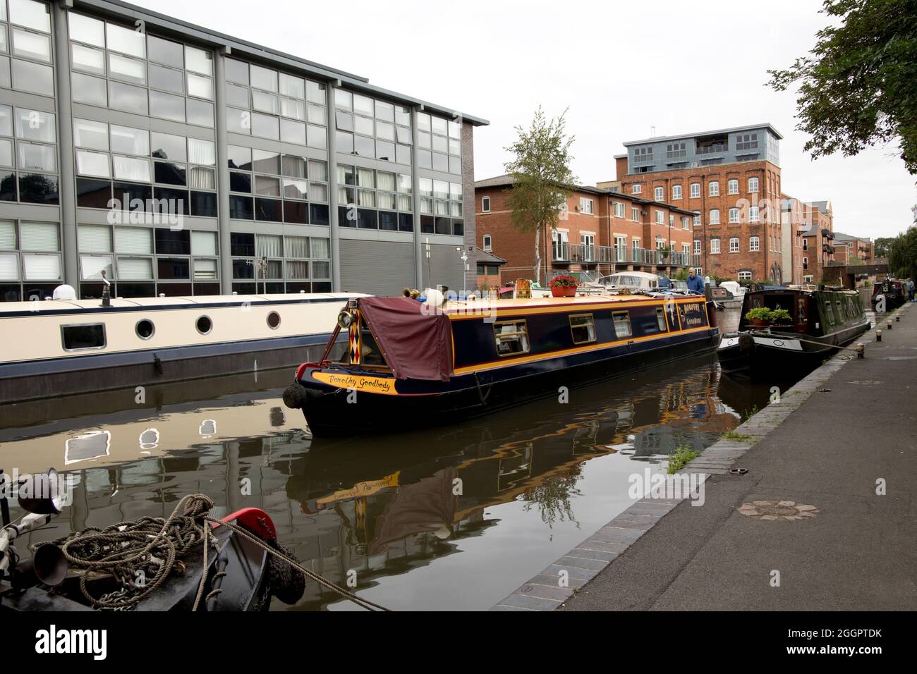 Narrowboats passando appartamenti lungo Worcester e Birmingham canale Diglis Wharf Worcester Regno Unito Foto Stock