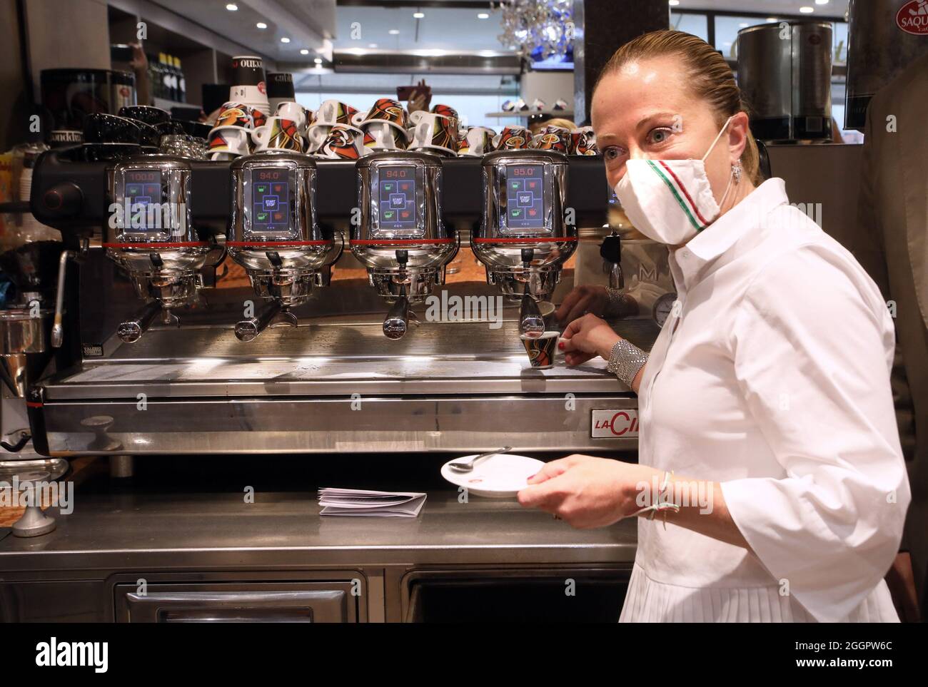 Roma, Italia. 2 settembre 2021. Roma, il leader dei Fratelli d'Italia Giorgia Meloni prepara alcuni caffè durante una visita elettorale nel quartiere romano di Tiburtina Pietralata nella foto: Enrico Michetti, Giorgia Meloni Credit: Independent Photo Agency/Alamy Live News Foto Stock