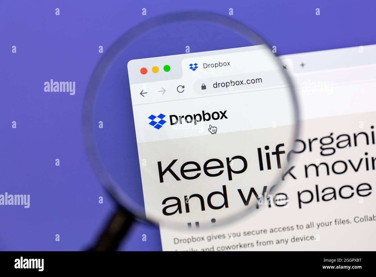 Ostersund / Svezia - Aprile 29 2021: Sito di Dropbox sotto una lente d'ingrandimento. Dropbox è un servizio di hosting di file. Foto Stock