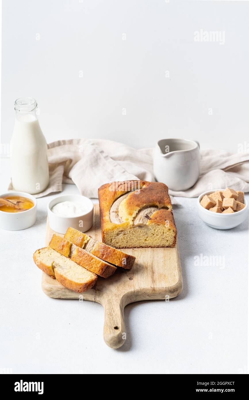 Pane croccante alla banana con cannella su fondo grigio di cemento. Dessert. Foto Stock