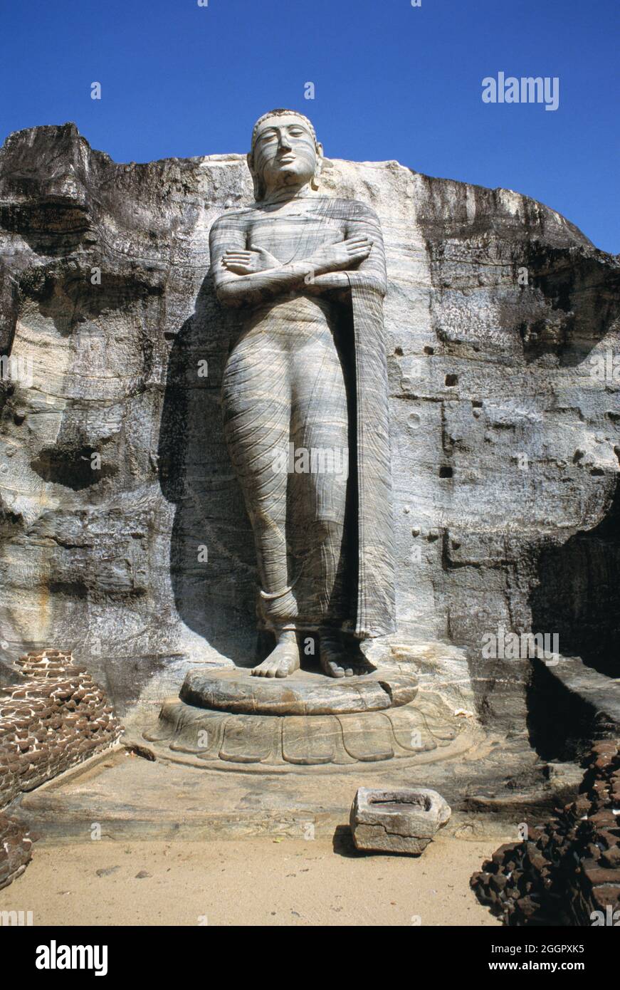 Sri Lanka. Poḷonnaruwa. Sito antico. Gal Vihara. Immagine in piedi. Foto Stock