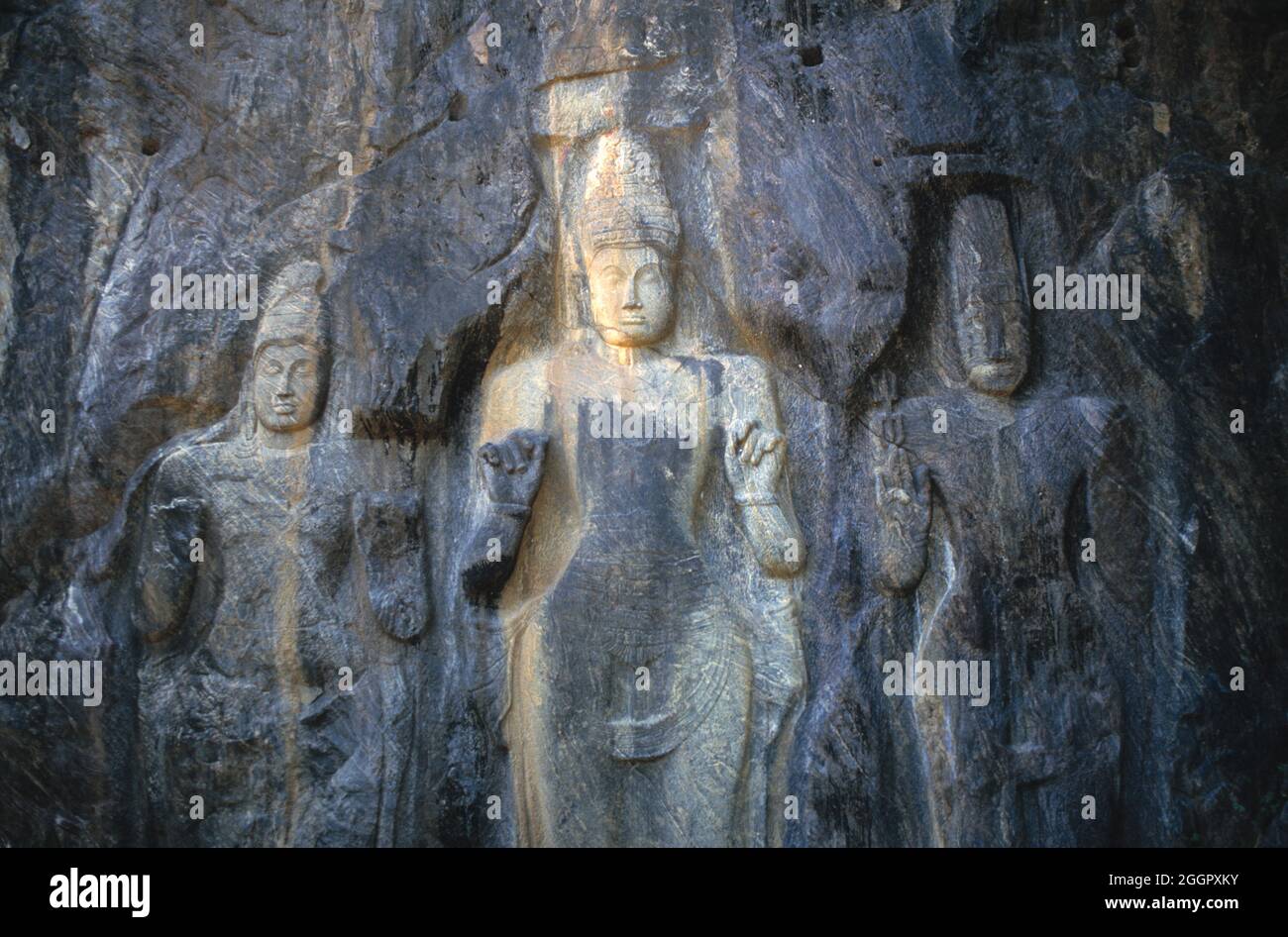 Sri Lanka. Ella. Tempio della roccia di Dhowa. Figure scolpite di rilievo di roccia. Foto Stock