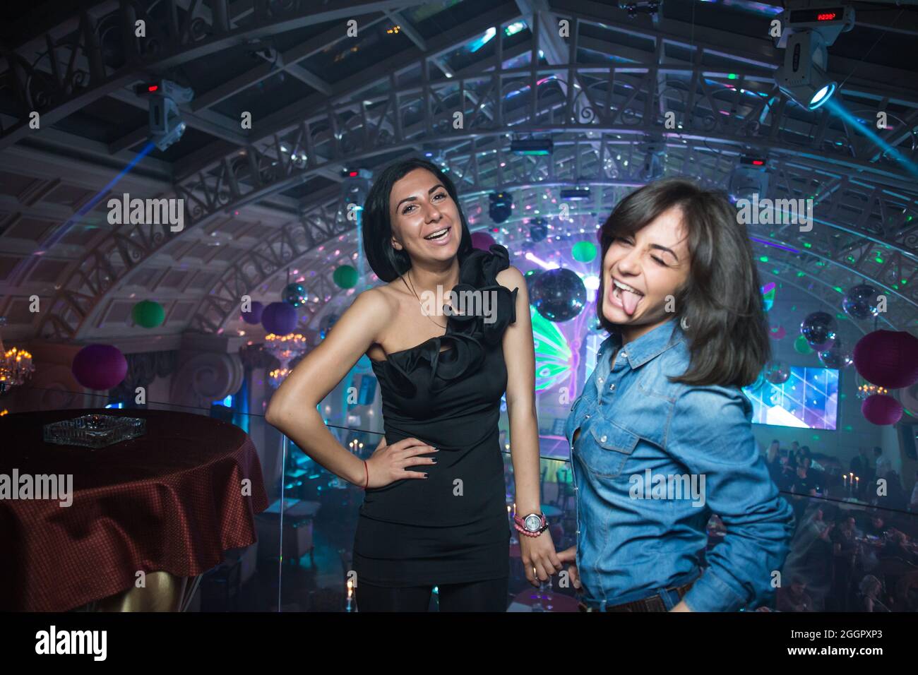 Odessa, Ucraina 26 aprile 2014: Locale notturno Ministerium. Le persone ballano, sorridendo durante il concerto nel night club dj party. L'uomo e la donna si divertono al club. Foto Stock