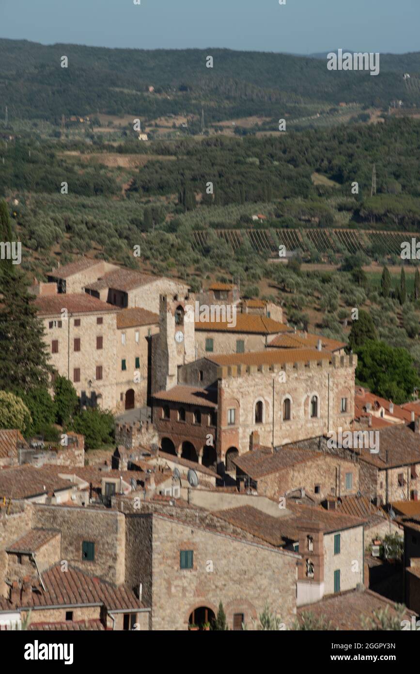 Suvereto.Landscaoe con antico palazzo del municipio. Foto Stock