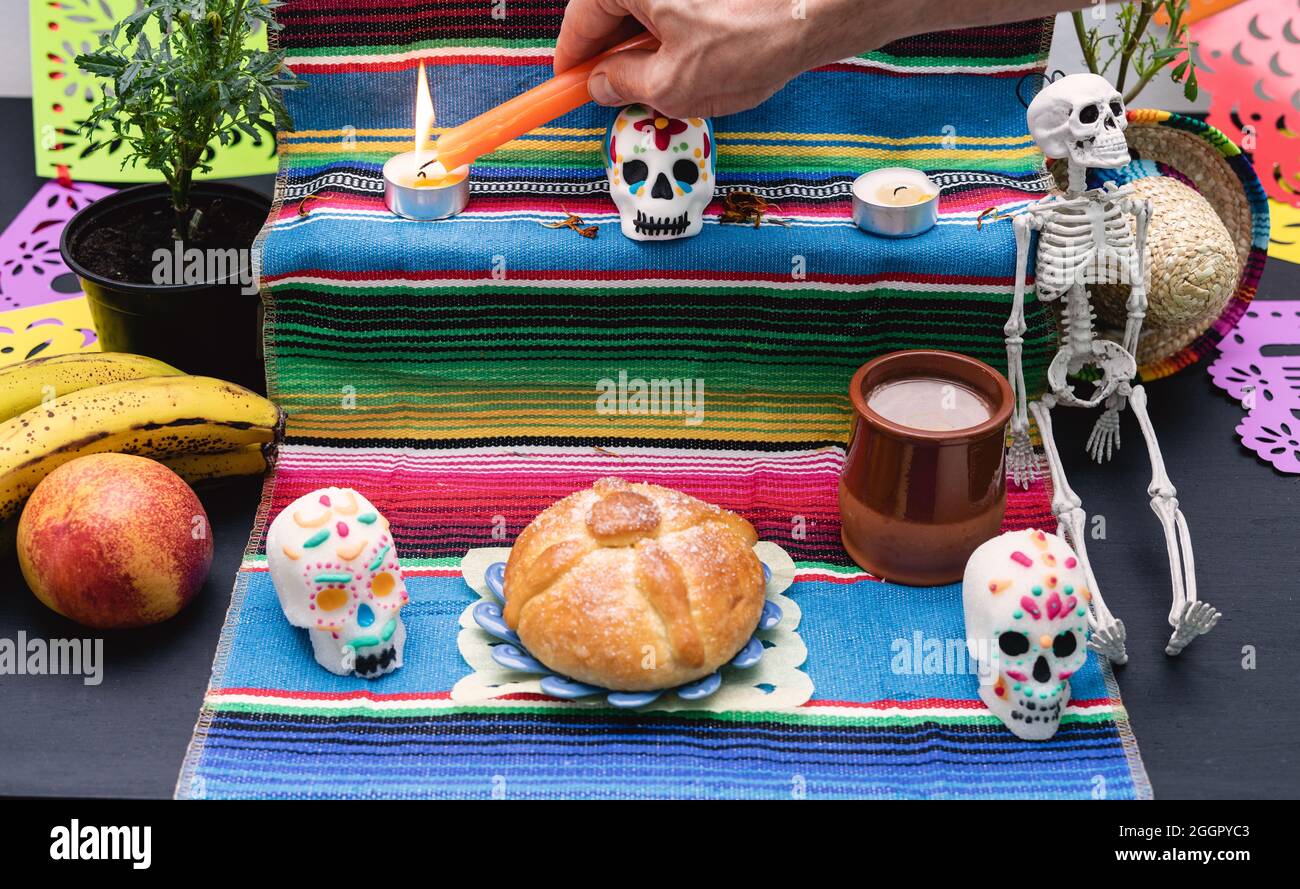 Altare decorato con pan de muerto e teschi. Giorno dei morti. Vacanza messicana. Foto Stock