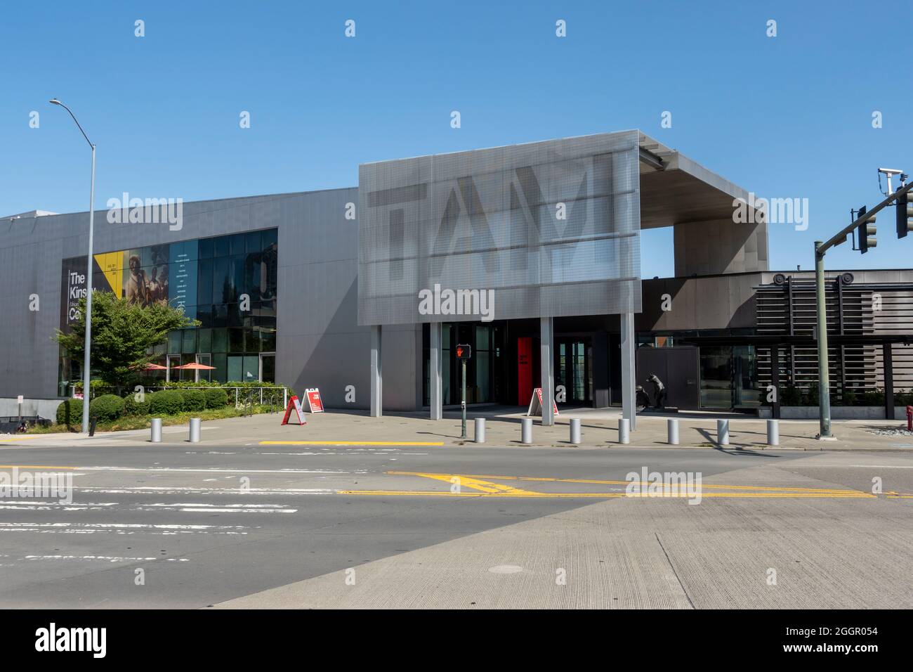 Tacoma, WA USA - circa Agosto 2021: Vista sulla strada del Museo d'Arte di Tacoma in una giornata soleggiata e senza nuvole. Foto Stock