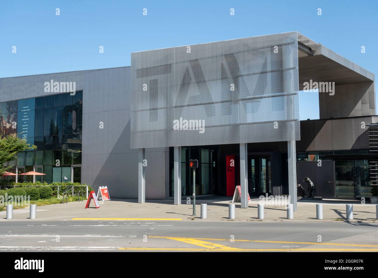 Tacoma, WA USA - circa Agosto 2021: Vista sulla strada del Museo d'Arte di Tacoma in una giornata soleggiata e senza nuvole Foto Stock
