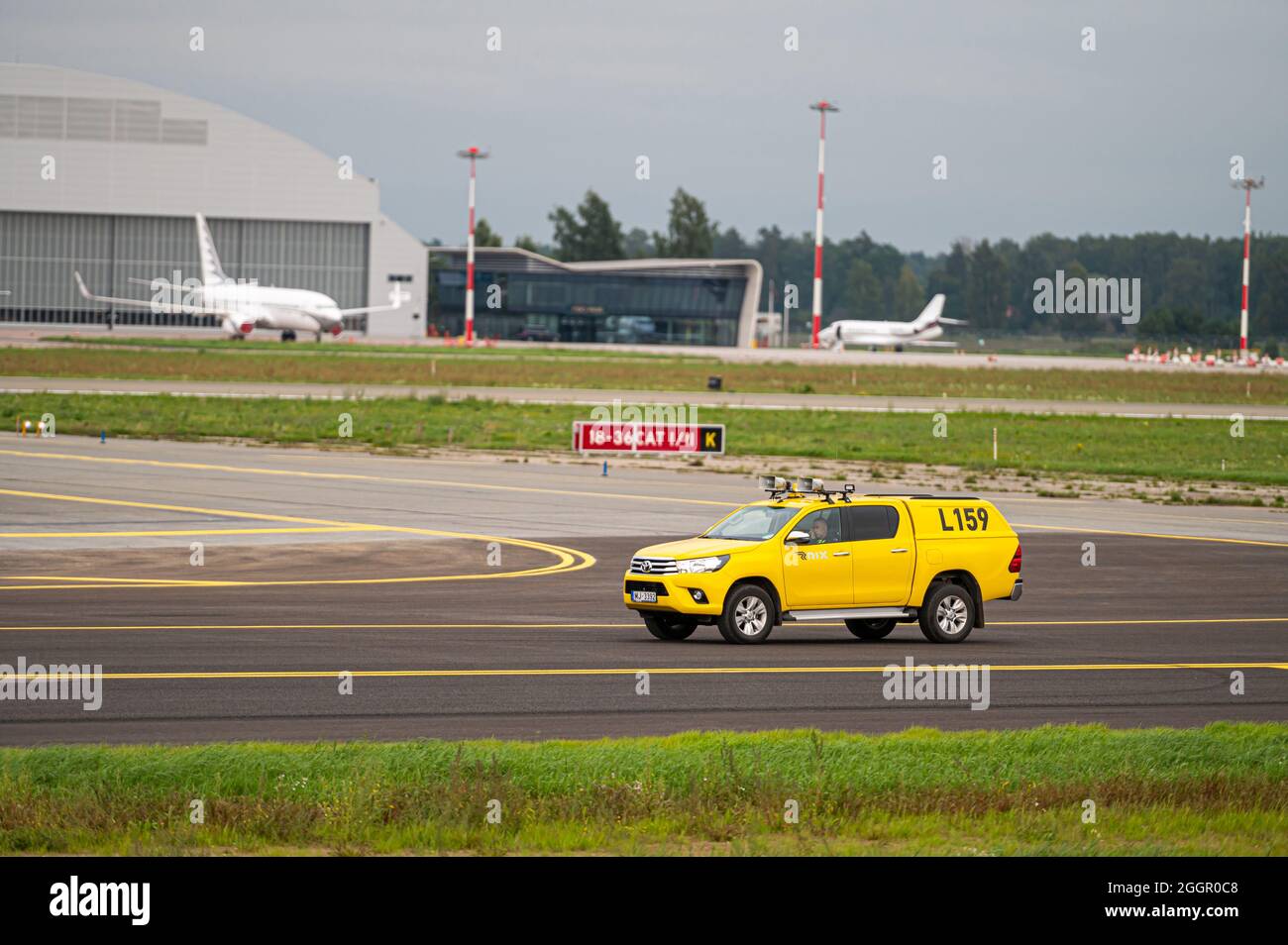 Riga, Lettonia - 31 agosto 2021: Auto controllo uccelli aerea aeroporto giallo all'aeroporto internazionale di riga (RIX) Foto Stock