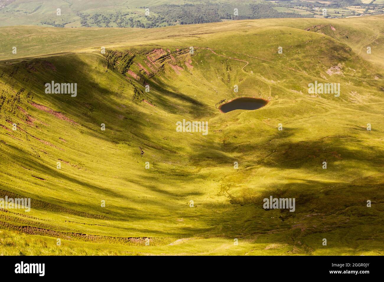 Brecon Beacons, Galles, Regno Unito. Un sentiero che percorre la cima della Pen y Fan e del Corn Du. Foto Stock