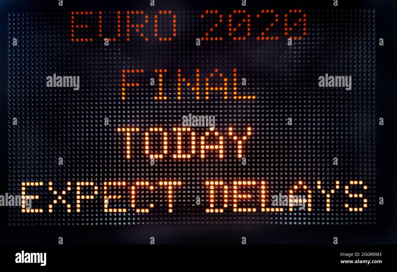Un cartello elettronico per il controllo della folla prima della finale Euro 2020 a Londra, Regno Unito Foto Stock