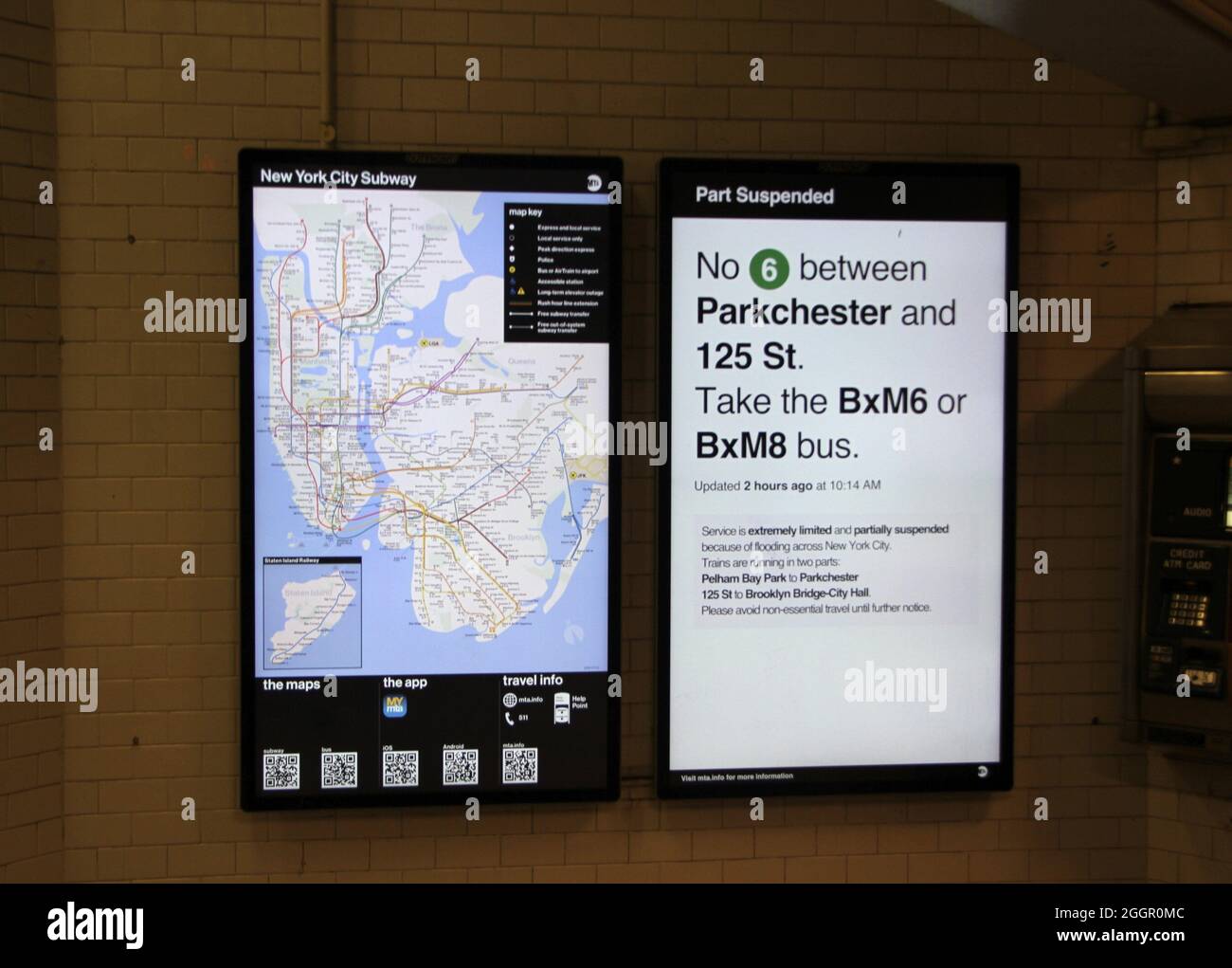 New York, Stati Uniti. 2 settembre 2021. (NUOVO) New York Subways sono tornati, ma con qualche ritardo. 2 settembre 2021, New York, USA: Alcuni passeggeri hanno ancora problemi a raggiungere i treni a New York giovedì (02) a causa delle forti piogge che hanno causato un limitato servizio ferroviario su tutte le linee della metropolitana. Ciò è dovuto ai resti di Ã¢â‚¬Å“uragano IdaÃ¢â‚¬Â che hanno portato piogge storiche a New York. Più stazioni sono state inondate e viaggiare è stato influenzato durante la notte. Alcuni treni sono stati ritardati e deviati rendendo difficile per i pendolari muoversi oggi. (Immagine di credito: Foto Stock