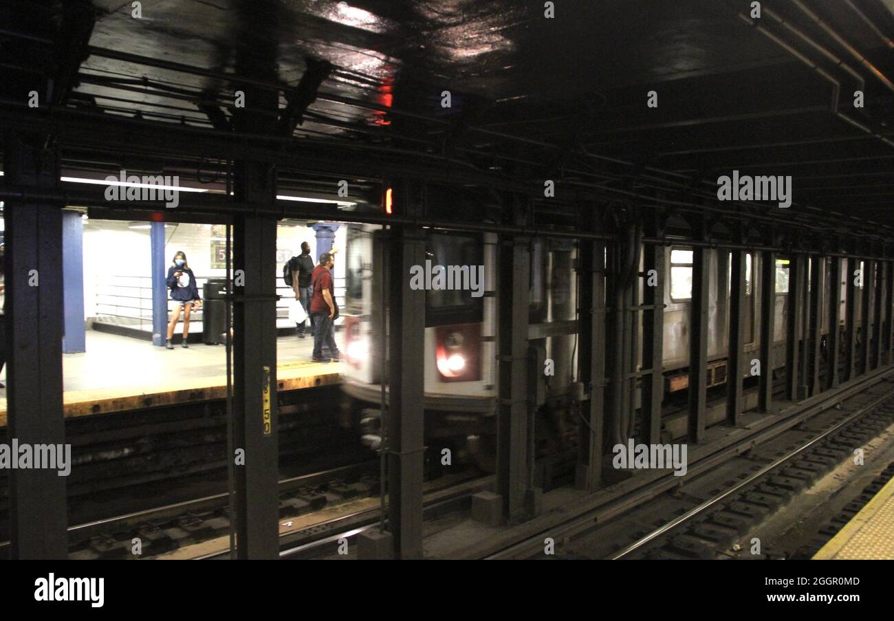 New York, Stati Uniti. 2 settembre 2021. (NUOVO) New York Subways sono tornati, ma con qualche ritardo. 2 settembre 2021, New York, USA: Alcuni passeggeri hanno ancora problemi a raggiungere i treni a New York giovedì (02) a causa delle forti piogge che hanno causato un limitato servizio ferroviario su tutte le linee della metropolitana. Ciò è dovuto ai resti di Ã¢â‚¬Å“uragano IdaÃ¢â‚¬Â che hanno portato piogge storiche a New York. Più stazioni sono state inondate e viaggiare è stato influenzato durante la notte. Alcuni treni sono stati ritardati e deviati rendendo difficile per i pendolari muoversi oggi. (Immagine di credito: Foto Stock