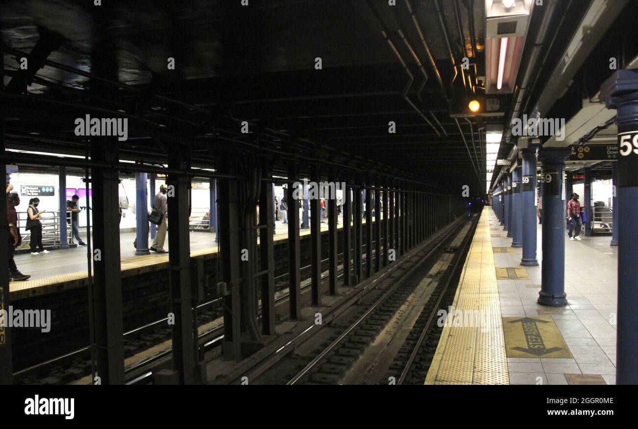 New York, Stati Uniti. 2 settembre 2021. (NUOVO) New York Subways sono tornati, ma con qualche ritardo. 2 settembre 2021, New York, USA: Alcuni passeggeri hanno ancora problemi a raggiungere i treni a New York giovedì (02) a causa delle forti piogge che hanno causato un limitato servizio ferroviario su tutte le linee della metropolitana. Ciò è dovuto ai resti di Ã¢â‚¬Å“uragano IdaÃ¢â‚¬Â che hanno portato piogge storiche a New York. Più stazioni sono state inondate e viaggiare è stato influenzato durante la notte. Alcuni treni sono stati ritardati e deviati rendendo difficile per i pendolari muoversi oggi. (Immagine di credito: Foto Stock
