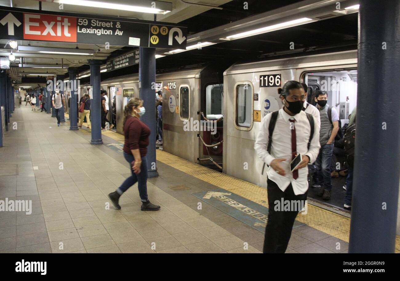 New York, Stati Uniti. 2 settembre 2021. (NUOVO) New York Subways sono tornati, ma con qualche ritardo. 2 settembre 2021, New York, USA: Alcuni passeggeri hanno ancora problemi a raggiungere i treni a New York giovedì (02) a causa delle forti piogge che hanno causato un limitato servizio ferroviario su tutte le linee della metropolitana. Ciò è dovuto ai resti di Ã¢â‚¬Å“uragano IdaÃ¢â‚¬Â che hanno portato piogge storiche a New York. Più stazioni sono state inondate e viaggiare è stato influenzato durante la notte. Alcuni treni sono stati ritardati e deviati rendendo difficile per i pendolari muoversi oggi. (Immagine di credito: Foto Stock
