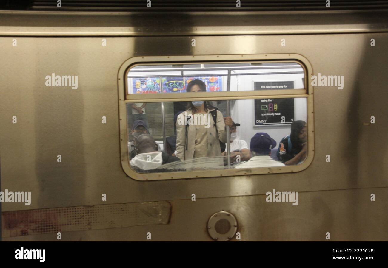 New York, Stati Uniti. 2 settembre 2021. (NUOVO) New York Subways sono tornati, ma con qualche ritardo. 2 settembre 2021, New York, USA: Alcuni passeggeri hanno ancora problemi a raggiungere i treni a New York giovedì (02) a causa delle forti piogge che hanno causato un limitato servizio ferroviario su tutte le linee della metropolitana. Ciò è dovuto ai resti di Ã¢â‚¬Å“uragano IdaÃ¢â‚¬Â che hanno portato piogge storiche a New York. Più stazioni sono state inondate e viaggiare è stato influenzato durante la notte. Alcuni treni sono stati ritardati e deviati rendendo difficile per i pendolari muoversi oggi. (Immagine di credito: Foto Stock