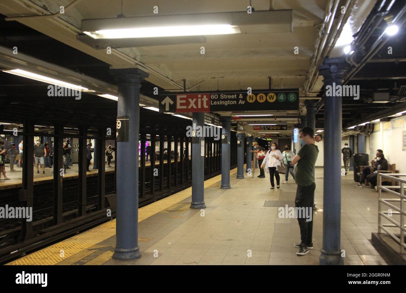 New York, Stati Uniti. 2 settembre 2021. (NUOVO) New York Subways sono tornati, ma con qualche ritardo. 2 settembre 2021, New York, USA: Alcuni passeggeri hanno ancora problemi a raggiungere i treni a New York giovedì (02) a causa delle forti piogge che hanno causato un limitato servizio ferroviario su tutte le linee della metropolitana. Ciò è dovuto ai resti di Ã¢â‚¬Å“uragano IdaÃ¢â‚¬Â che hanno portato piogge storiche a New York. Più stazioni sono state inondate e viaggiare è stato influenzato durante la notte. Alcuni treni sono stati ritardati e deviati rendendo difficile per i pendolari muoversi oggi. (Immagine di credito: Foto Stock