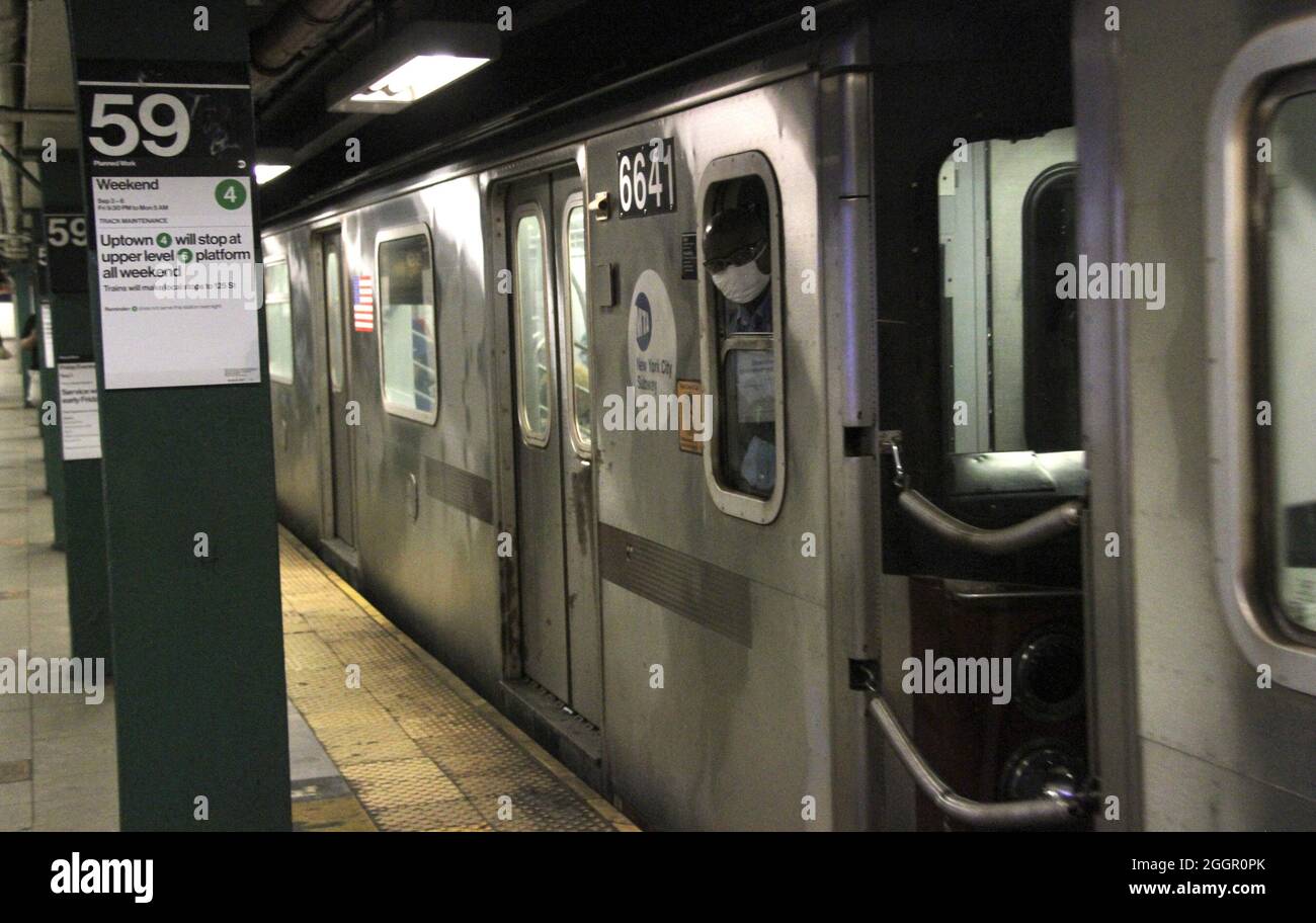 New York, Stati Uniti. 2 settembre 2021. (NUOVO) New York Subways sono tornati, ma con qualche ritardo. 2 settembre 2021, New York, USA: Alcuni passeggeri hanno ancora problemi a raggiungere i treni a New York giovedì (02) a causa delle forti piogge che hanno causato un limitato servizio ferroviario su tutte le linee della metropolitana. Ciò è dovuto ai resti di Ã¢â‚¬Å“uragano IdaÃ¢â‚¬Â che hanno portato piogge storiche a New York. Più stazioni sono state inondate e viaggiare è stato influenzato durante la notte. Alcuni treni sono stati ritardati e deviati rendendo difficile per i pendolari muoversi oggi. (Immagine di credito: Foto Stock