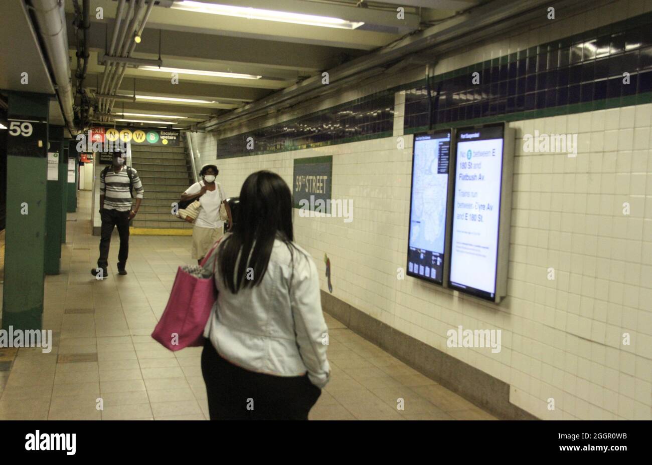 New York, Stati Uniti. 2 settembre 2021. (NUOVO) New York Subways sono tornati, ma con qualche ritardo. 2 settembre 2021, New York, USA: Alcuni passeggeri hanno ancora problemi a raggiungere i treni a New York giovedì (02) a causa delle forti piogge che hanno causato un limitato servizio ferroviario su tutte le linee della metropolitana. Ciò è dovuto ai resti di Ã¢â‚¬Å“uragano IdaÃ¢â‚¬Â che hanno portato piogge storiche a New York. Più stazioni sono state inondate e viaggiare è stato influenzato durante la notte. Alcuni treni sono stati ritardati e deviati rendendo difficile per i pendolari muoversi oggi. (Immagine di credito: Foto Stock