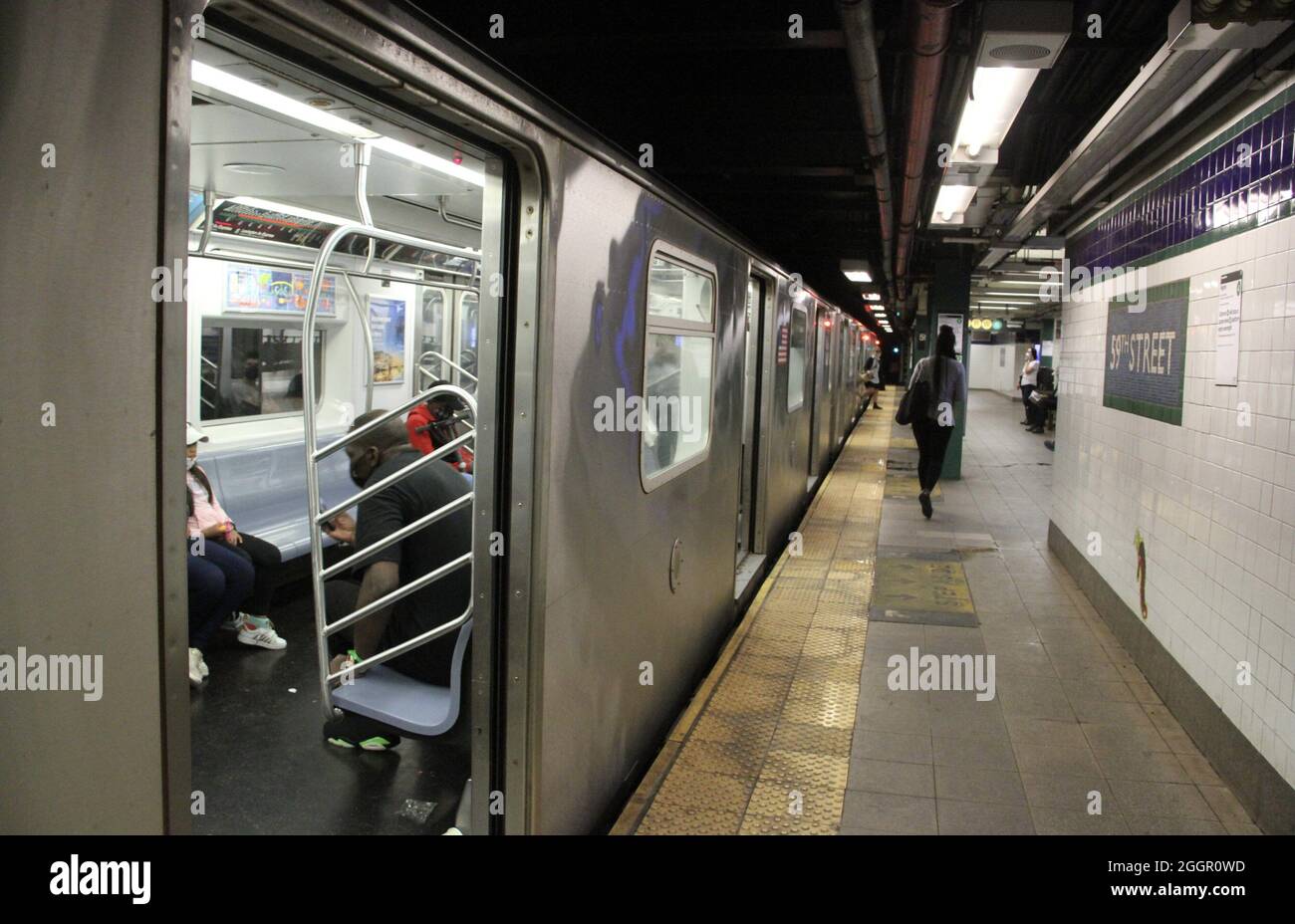 New York, Stati Uniti. 2 settembre 2021. (NUOVO) New York Subways sono tornati, ma con qualche ritardo. 2 settembre 2021, New York, USA: Alcuni passeggeri hanno ancora problemi a raggiungere i treni a New York giovedì (02) a causa delle forti piogge che hanno causato un limitato servizio ferroviario su tutte le linee della metropolitana. Ciò è dovuto ai resti di Ã¢â‚¬Å“uragano IdaÃ¢â‚¬Â che hanno portato piogge storiche a New York. Più stazioni sono state inondate e viaggiare è stato influenzato durante la notte. Alcuni treni sono stati ritardati e deviati rendendo difficile per i pendolari muoversi oggi. (Immagine di credito: Foto Stock