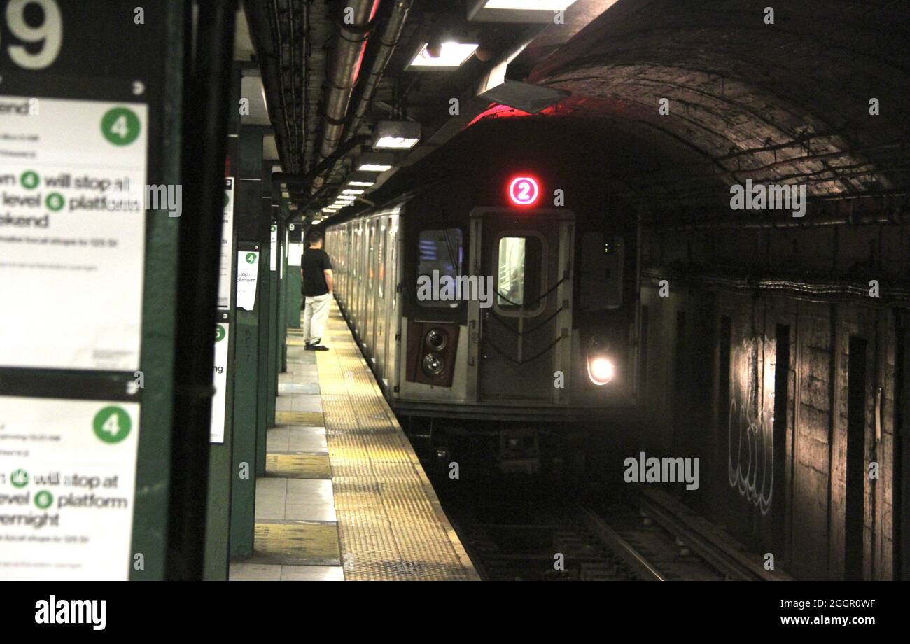 New York, Stati Uniti. 2 settembre 2021. (NUOVO) New York Subways sono tornati, ma con qualche ritardo. 2 settembre 2021, New York, USA: Alcuni passeggeri hanno ancora problemi a raggiungere i treni a New York giovedì (02) a causa delle forti piogge che hanno causato un limitato servizio ferroviario su tutte le linee della metropolitana. Ciò è dovuto ai resti di Ã¢â‚¬Å“uragano IdaÃ¢â‚¬Â che hanno portato piogge storiche a New York. Più stazioni sono state inondate e viaggiare è stato influenzato durante la notte. Alcuni treni sono stati ritardati e deviati rendendo difficile per i pendolari muoversi oggi. (Immagine di credito: Foto Stock