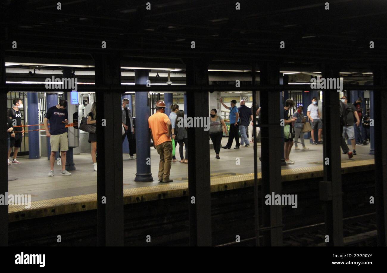 New York, Stati Uniti. 2 settembre 2021. (NUOVO) New York Subways sono tornati, ma con qualche ritardo. 2 settembre 2021, New York, USA: Alcuni passeggeri hanno ancora problemi a raggiungere i treni a New York giovedì (02) a causa delle forti piogge che hanno causato un limitato servizio ferroviario su tutte le linee della metropolitana. Ciò è dovuto ai resti di Ã¢â‚¬Å“uragano IdaÃ¢â‚¬Â che hanno portato piogge storiche a New York. Più stazioni sono state inondate e viaggiare è stato influenzato durante la notte. Alcuni treni sono stati ritardati e deviati rendendo difficile per i pendolari muoversi oggi. (Immagine di credito: Foto Stock