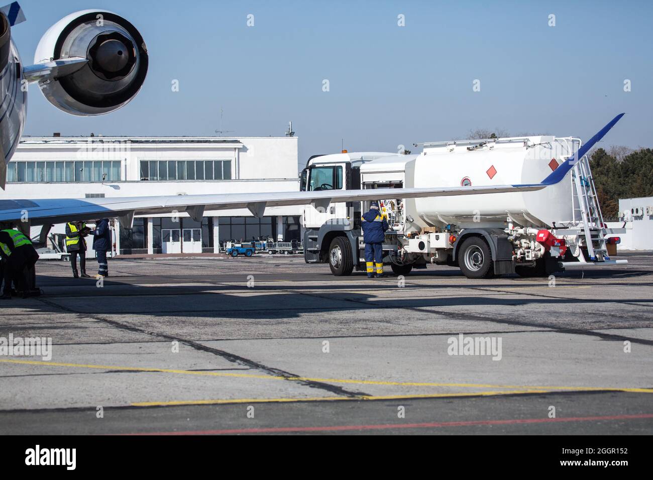 rifornimento di aerei inverno. Rifornimento dell'aereo con kerosene all'aeroporto in inverno Foto Stock