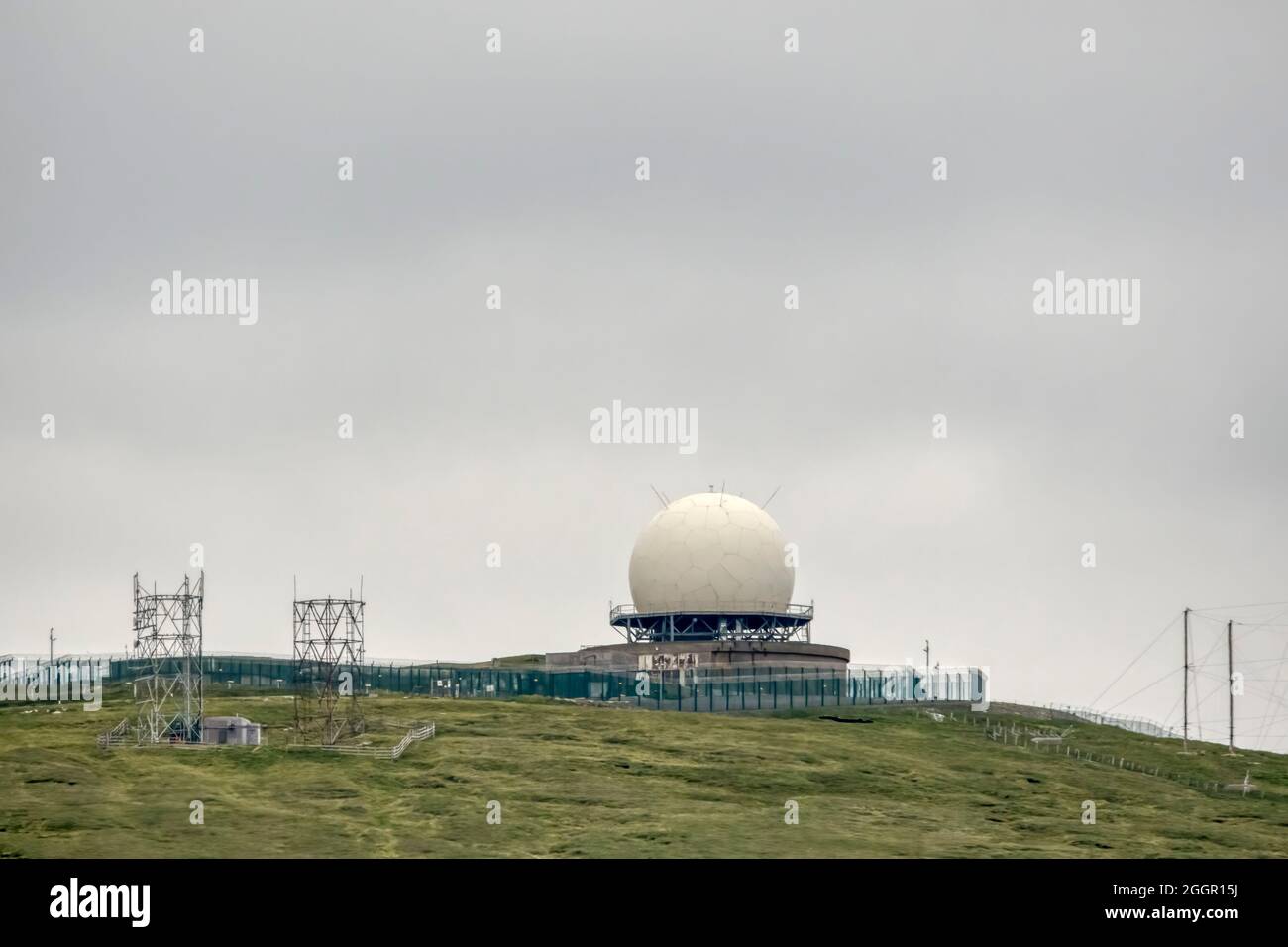 La cupola del radar a Remote Radar Head Saxa VORD su Unst, Shetland. Foto Stock