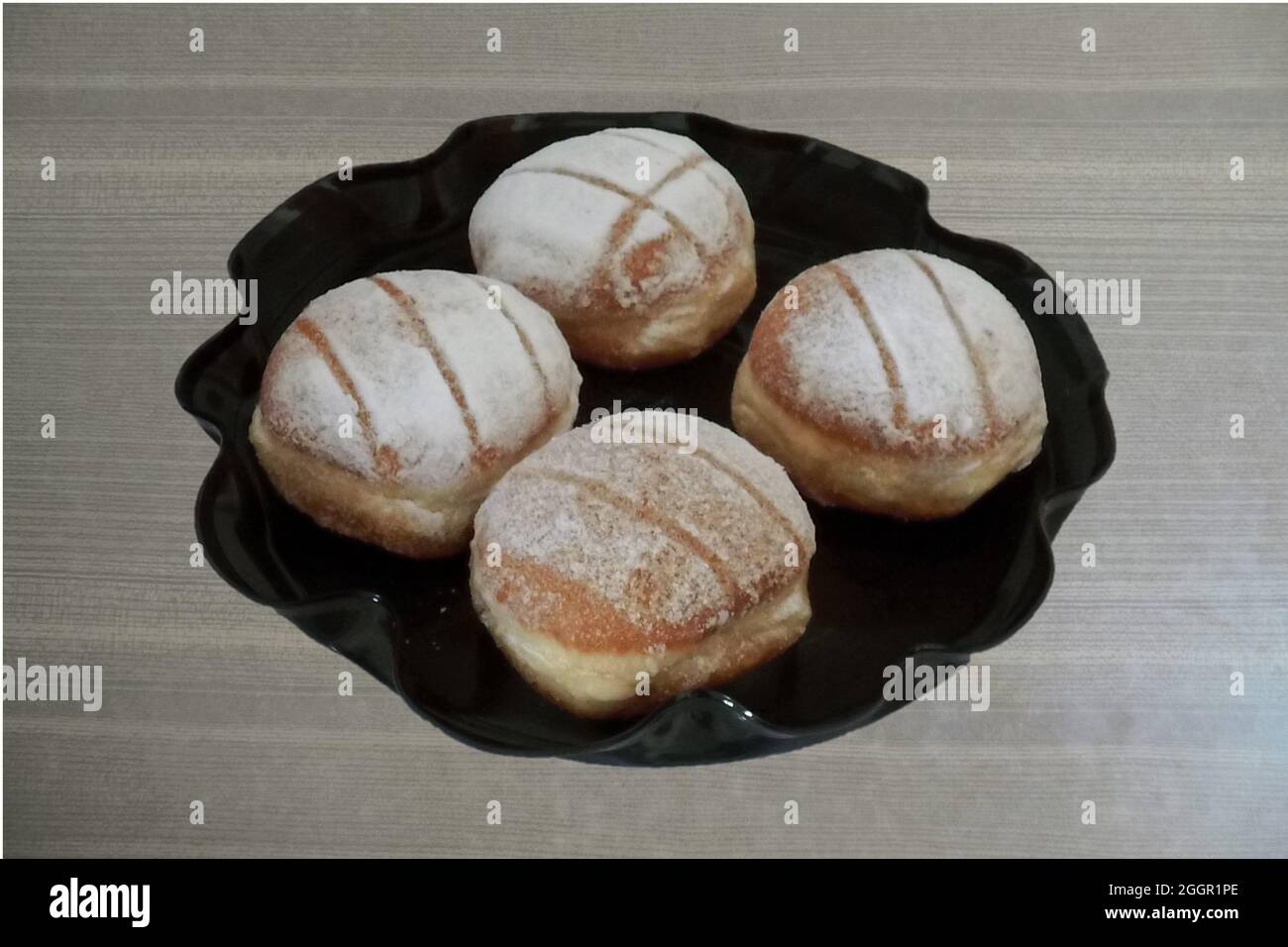 Essen 4 Pfannkuchen auf einen schwarzen Teller Foto Stock