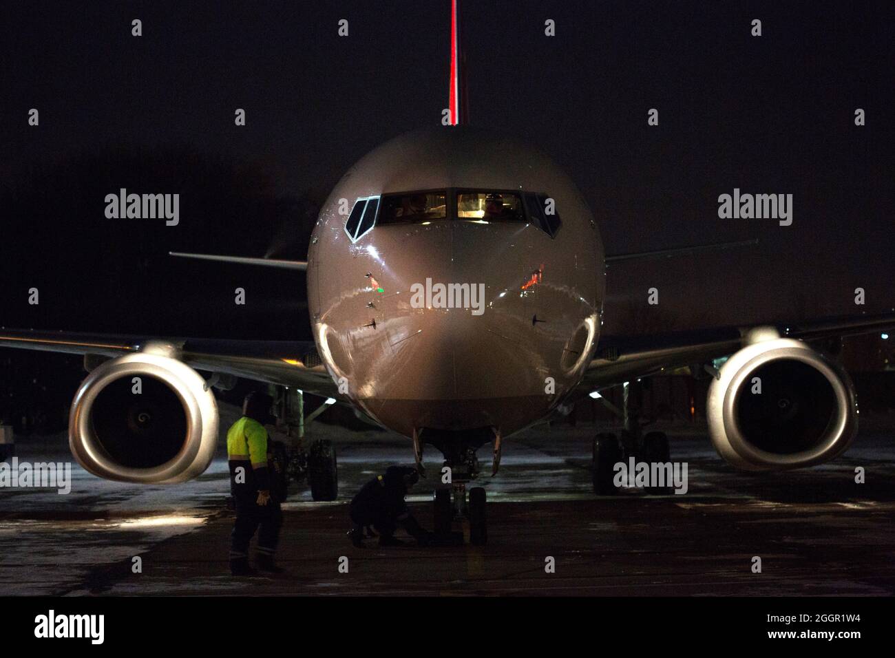 Aereo passeggeri di notte in aeroporto. Aereo in inverno di notte in aeroporto. Foto Stock