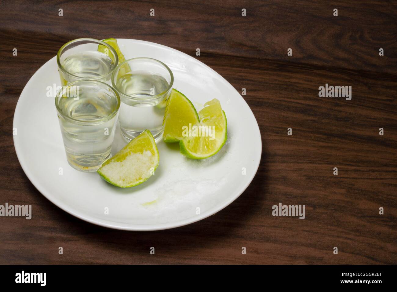Shot di tequila con limone e sale. Bevanda messicana. Messa a fuoco selettiva Foto Stock