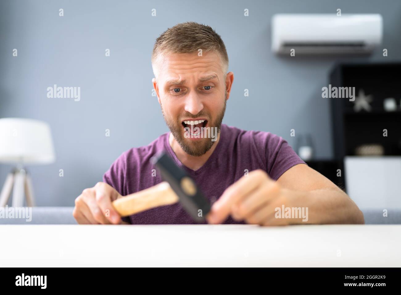 Chiodo ferito con martello. Lesioni alle mani Foto Stock
