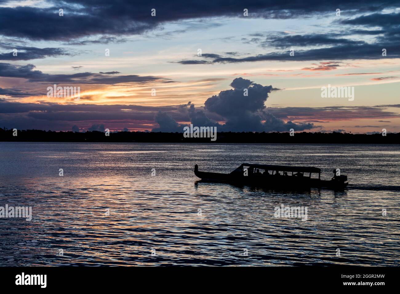 Traghetto che attraversa il fiume Maroni (Marowijne) (verso Suriname) a St Laurent du Maroni, Guyana francese. Foto Stock