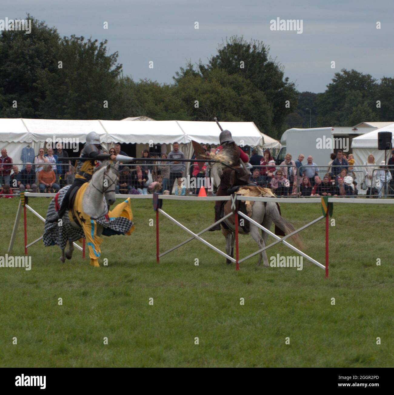 Steamhorse - spettacolo tradizionale Joust che svanita la folla al Cheshire Game and Country Fair, i Cavalieri di Albion di nuovo giro Foto Stock