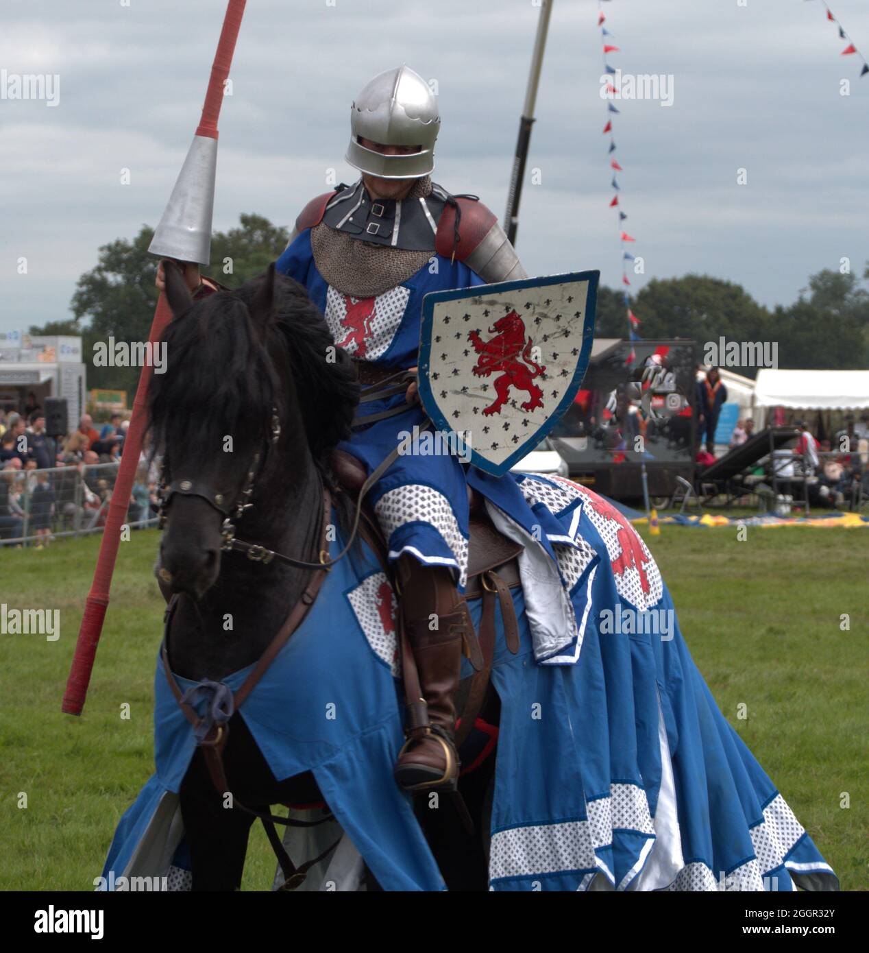 Steamhorse - spettacolo tradizionale Joust che svanita la folla al Cheshire Game and Country Fair, i Cavalieri di Albion di nuovo giro Foto Stock