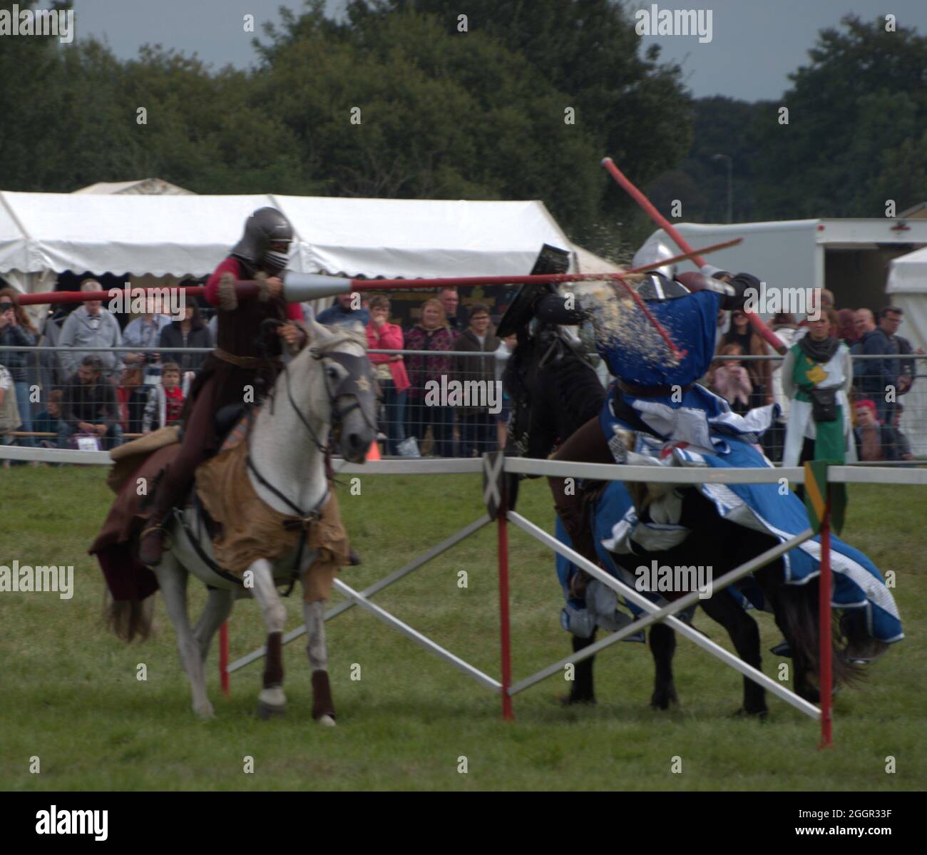Steamhorse - spettacolo tradizionale Joust che svanita la folla al Cheshire Game and Country Fair, i Cavalieri di Albion di nuovo giro Foto Stock