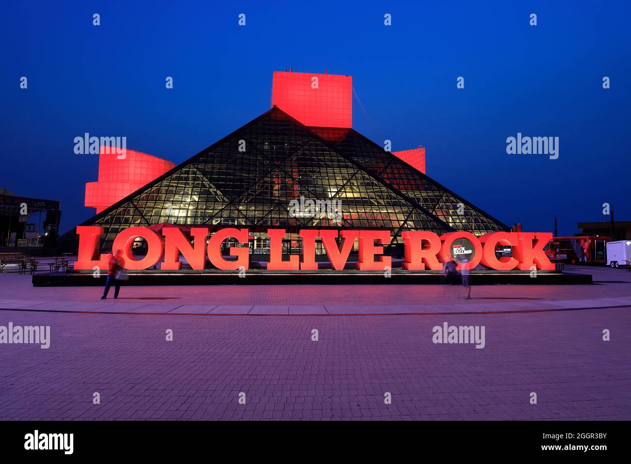 La vista notturna della Rock and Roll Hall of Fame disegnata dall'architetto I.M.Pei. Con l'insegna Long Live Rock in primo piano.Cleveland.Ohio.USA Foto Stock